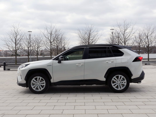 Toyota RAV4 2,5 Hybrid – nuorekkaampi ote autoiluun