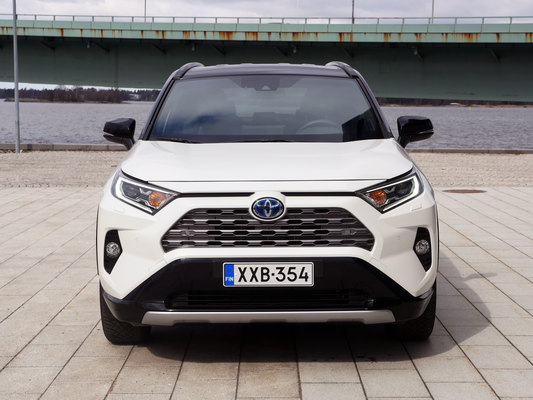 Toyota RAV4 2,5 Hybrid – nuorekkaampi ote autoiluun