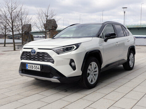 Toyota RAV4 2,5 Hybrid – nuorekkaampi ote autoiluun