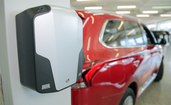 Mitsubishi OUTLANDER PHEV — Ainutlaatuinen nelivetoinen ladattava hybridi