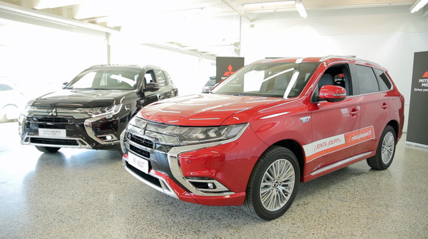 Mitsubishi OUTLANDER PHEV — Ainutlaatuinen nelivetoinen ladattava hybridi