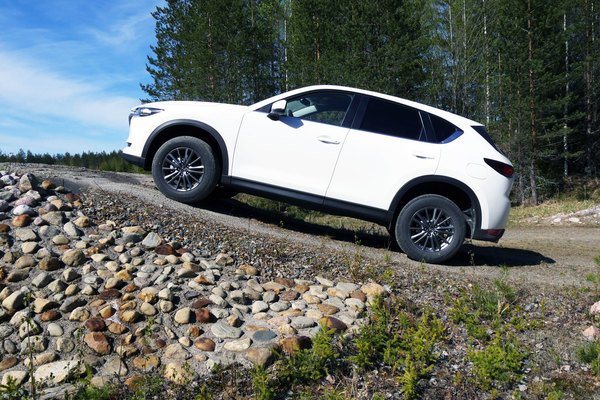 Pärjääkö katumaasturilla maastossa?