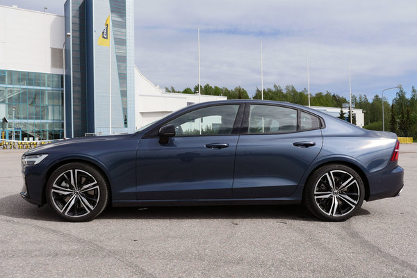 Volvo S60 T5 R-design – vielä löytyy sedanille ostajia