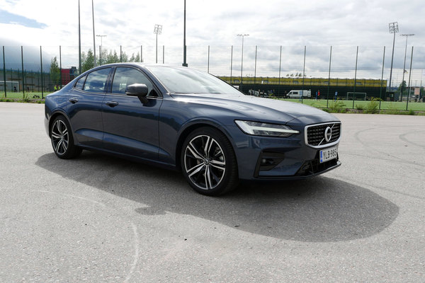 Volvo S60 T5 R-design – vielä löytyy sedanille ostajia