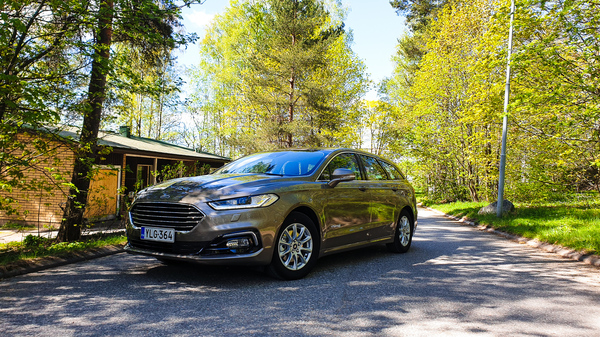 Ford Mondeo Hybrid – Lempeää hybridikyytiä