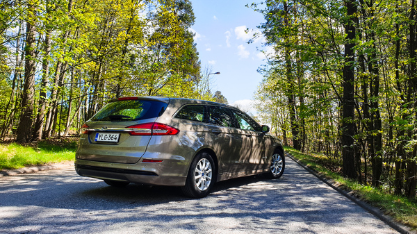 Ford Mondeo Hybrid – Lempeää hybridikyytiä