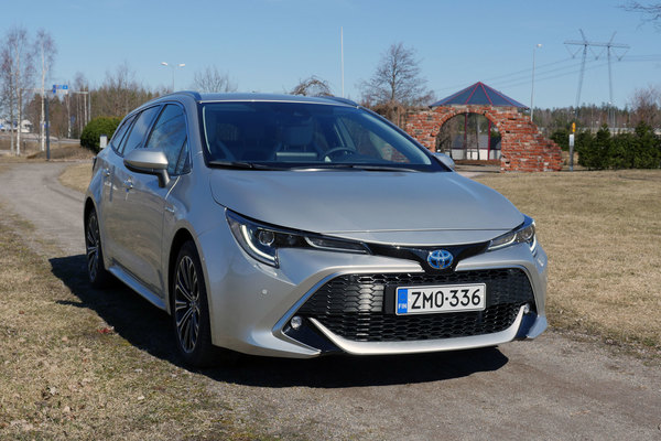 Toyota Corolla Touring Sports 2,0 Hybrid – tyylikästä perusautoilua