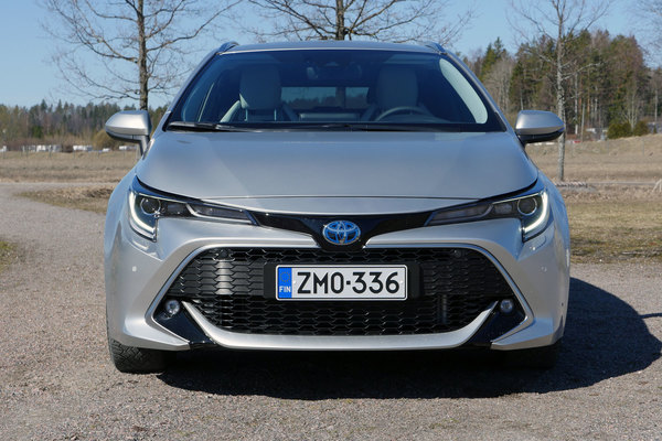 Toyota Corolla Touring Sports 2,0 Hybrid – tyylikästä perusautoilua