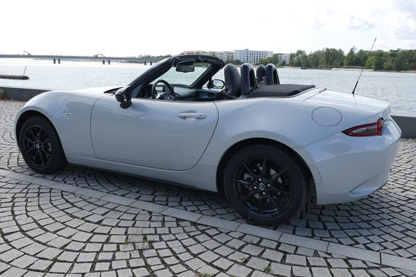 Mazda MX-5 = avoauto + urheiluauto = 30 000 €