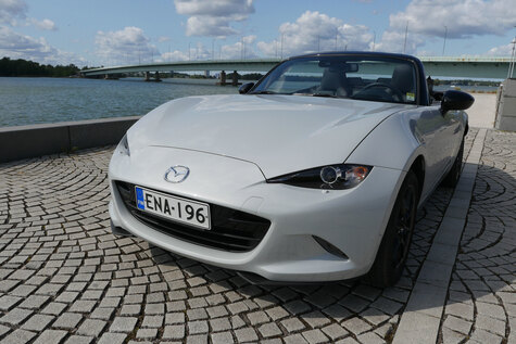 Mazda MX-5 = avoauto + urheiluauto = 30 000 €