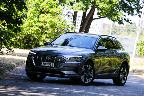 Audi e-tron – Ensiaskeleet kohti sähköautoilua