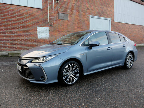 Toyota Corolla Sedan Hybrid - perusautoilua pihistellen