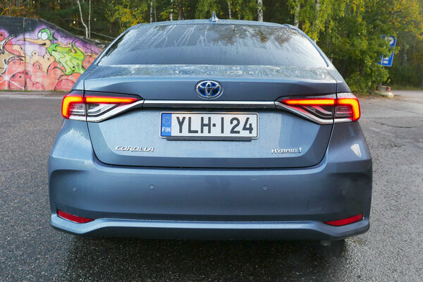 Toyota Corolla Sedan Hybrid - perusautoilua pihistellen