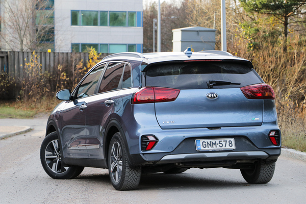 Kia Niro PHEV – Pistokkeen muotoisen pilven alla