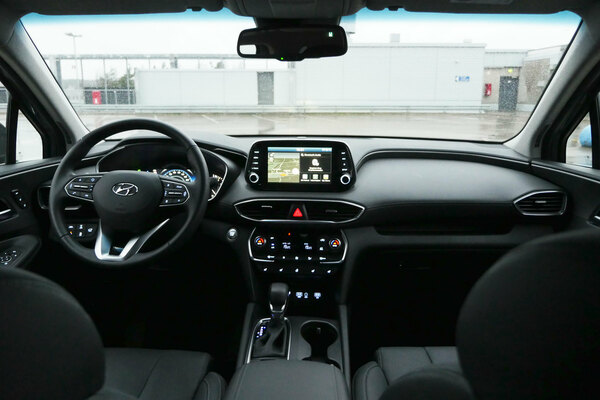 Hyundai Santa Fe - iso, mukava ja varusteltu