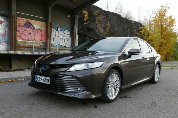 Toyota Camry Hybrid - kokoa, laatua ja luksusta Toyotan tapaan