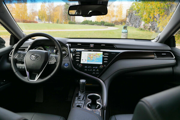 Toyota Camry Hybrid - kokoa, laatua ja luksusta Toyotan tapaan